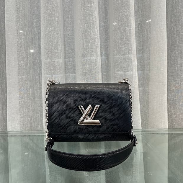 루이비통 트위스트 MM 은장 크로스백