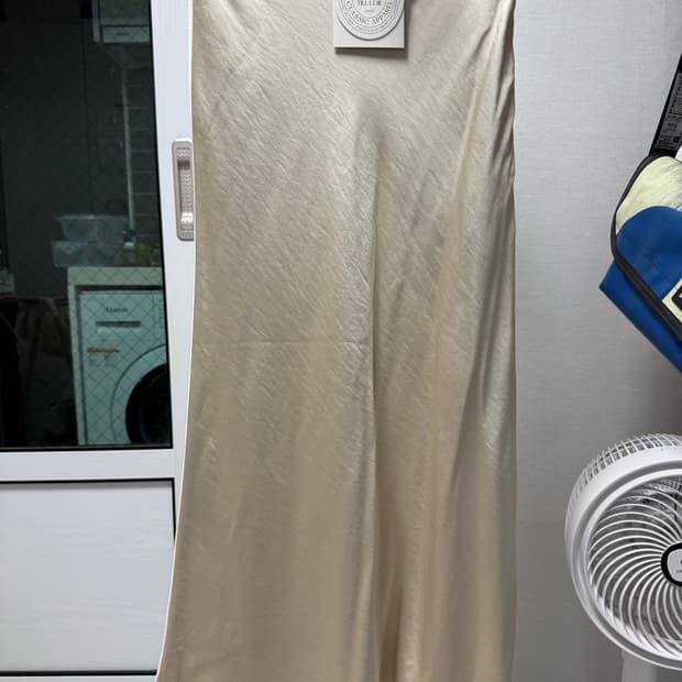 틸아이다이 feminine skirt beige