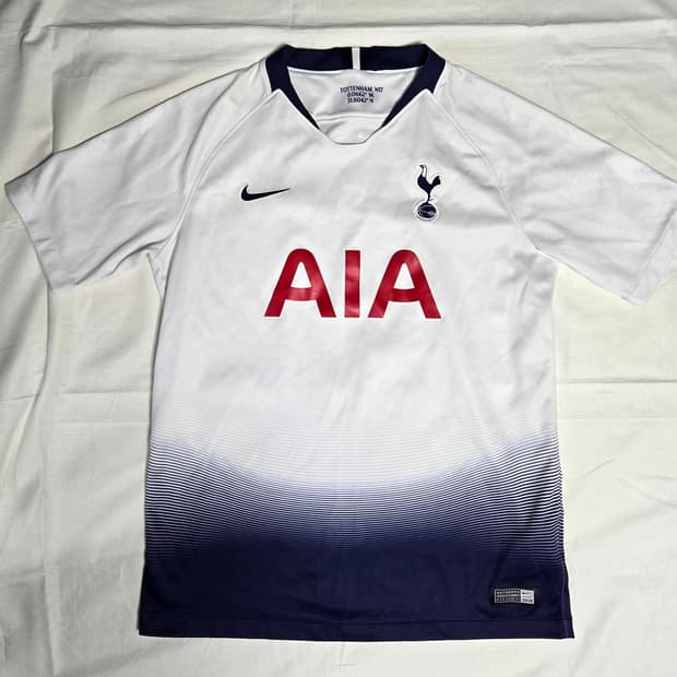 토트넘 홋스퍼 FC의 2018-19 시즌 손흥민 선수의 홈 유니폼