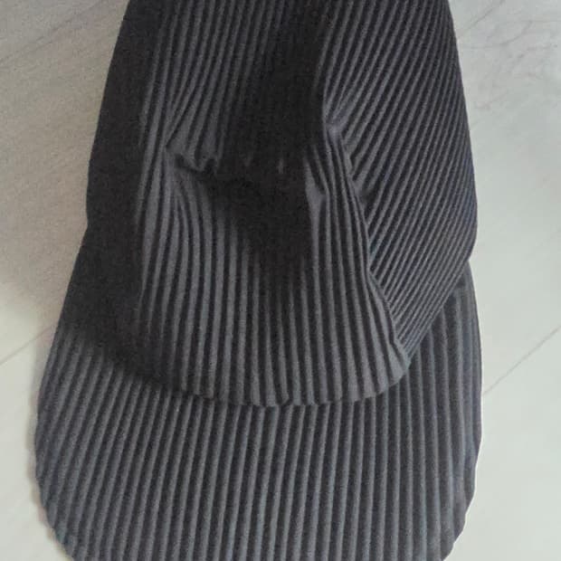 옴므플리세 이세이미야케 모자