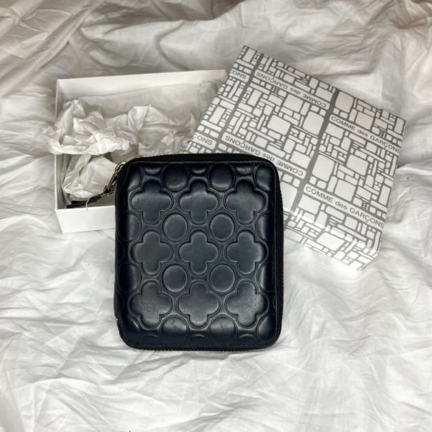 꼼데 데 가르송 엠보싱 패턴 집 어라운드 레더 지갑