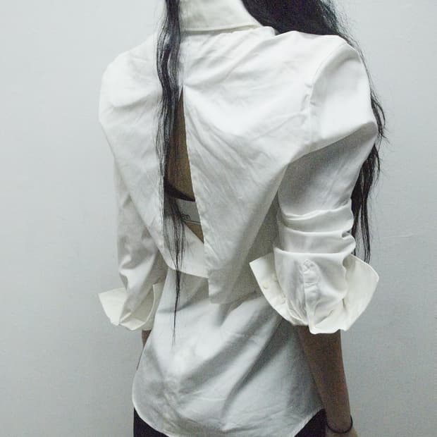 닐바렛 백슬릿 슬림핏 셔츠