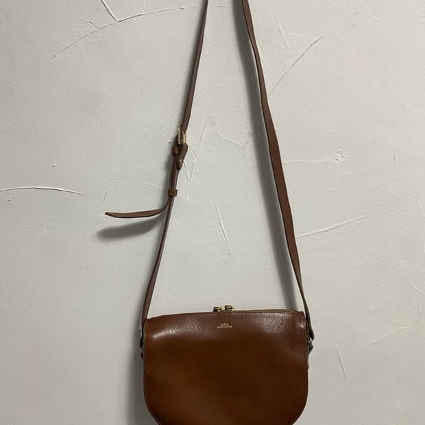 A.P.C 리버스하프문 브라운