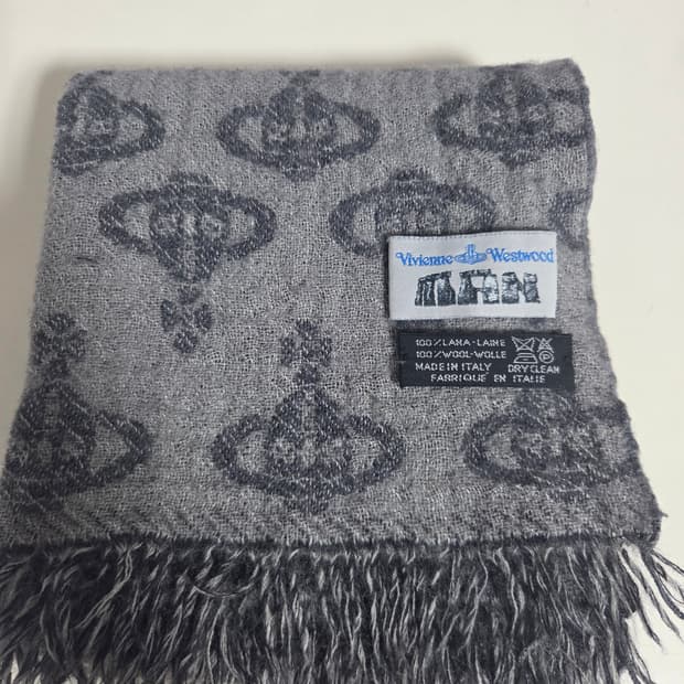 비비안웨스트우드 리버시블 오블리크 머플러