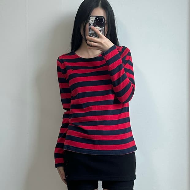 게스 자수로고 단가라 슬리브 니트