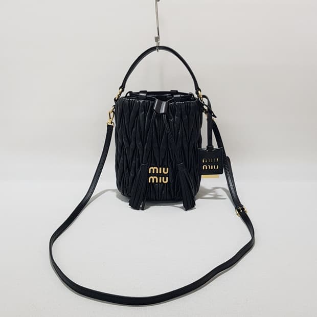 미우미우 마테라쎄 나파 레더 버킷백 5BE085