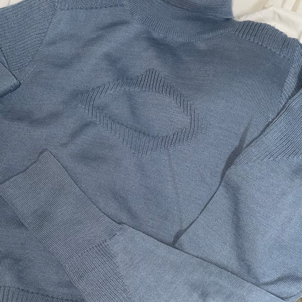 미스치프 터틀 넥 니트 탑 소라