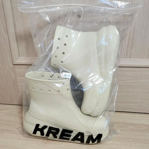 크록스 클래식 크러쉬 부츠 아이보리 250