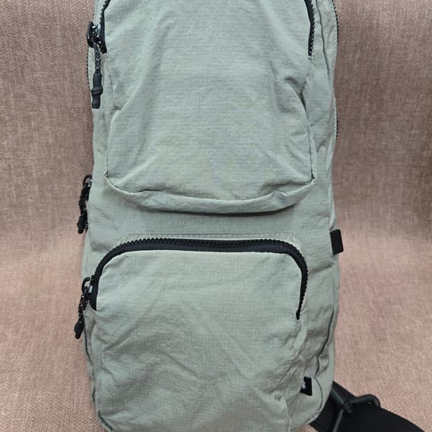 코오롱스포츠 - 카키색 슬링백 크로스백