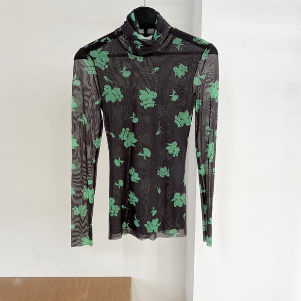 가니 블랙 프린트 메쉬 터틀넥 티셔츠 