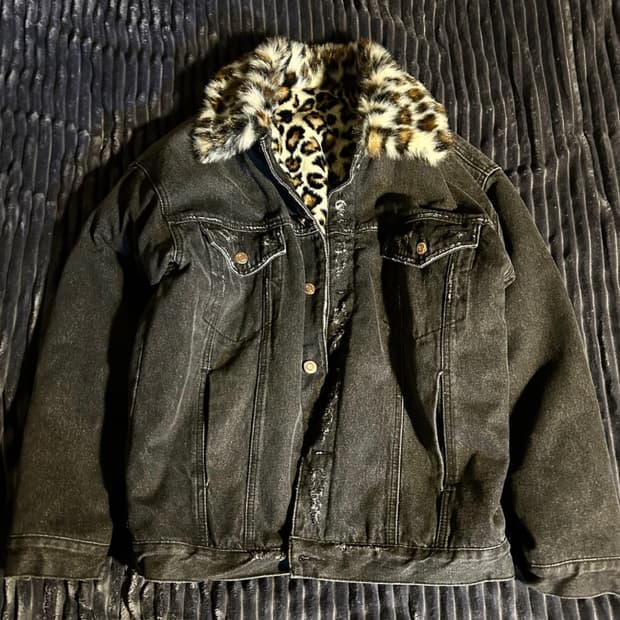 Leopard Fur Detail Denim Trucker Jacket