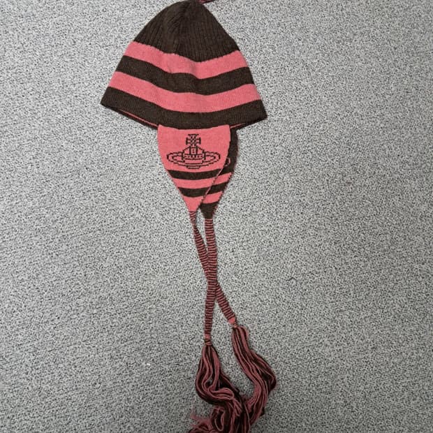 비비안웨스트우드 나나 이어플랩 비니