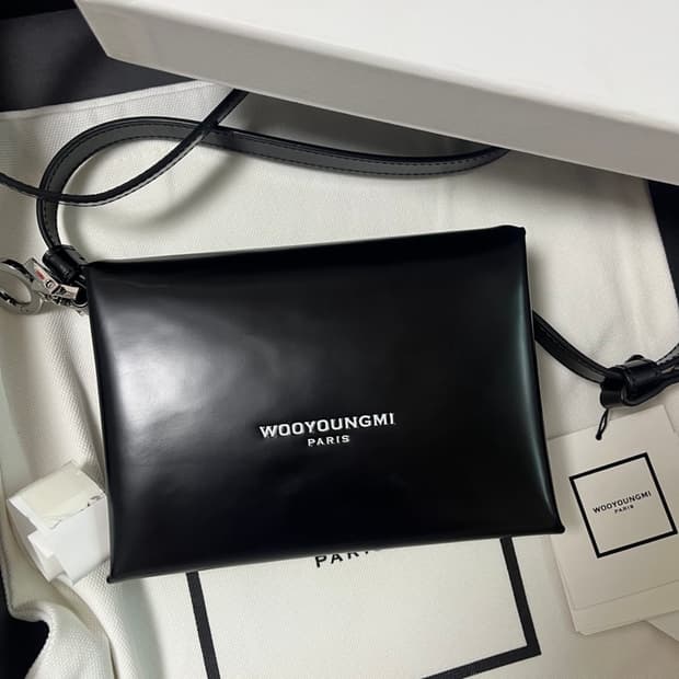 우영미 블랙 폴딩 크로스백