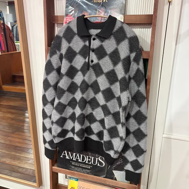 J47 니들스 아가일 패턴 폴로 니트