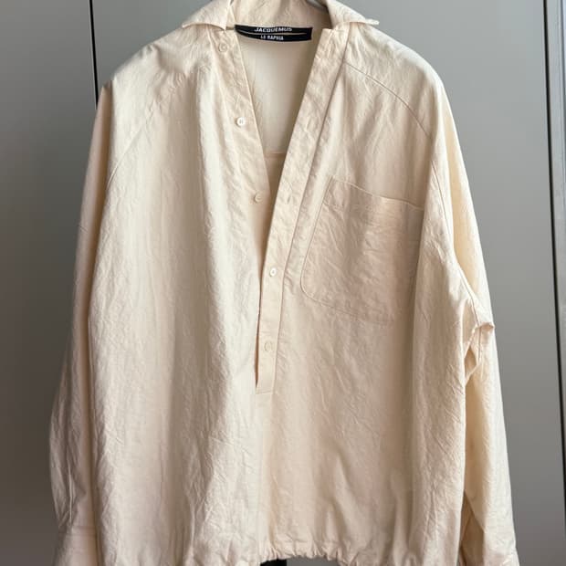 [48] JACQUEMUS 23SS Tilted Shirt