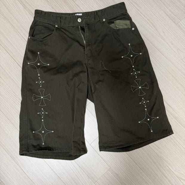 크리틱 버뮤다 팬츠입니다.