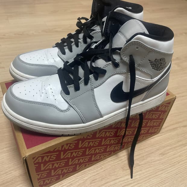 Jordan 1 Mid Light Smoke Grey조던미드스모크그레이