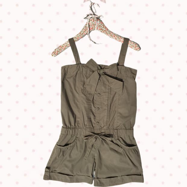 카키 리본 슬리브리스 숏 점프슈트