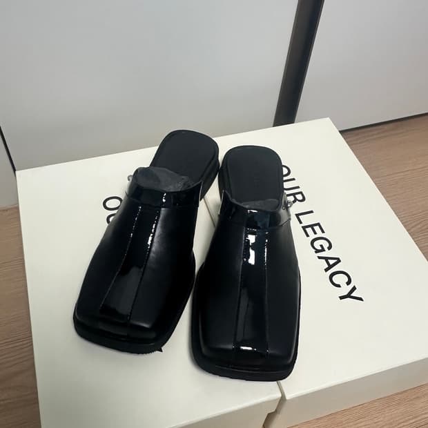 아워레가시 블런트 뮬 탑 블랙 레더