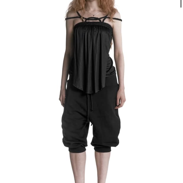 LACE-UP CAPRI SWEATS IN black