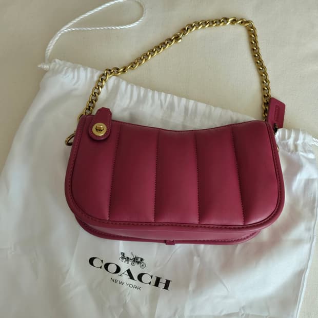 코치(COACH)의 스윙어 20 위드 퀼팅 루쥬핑크