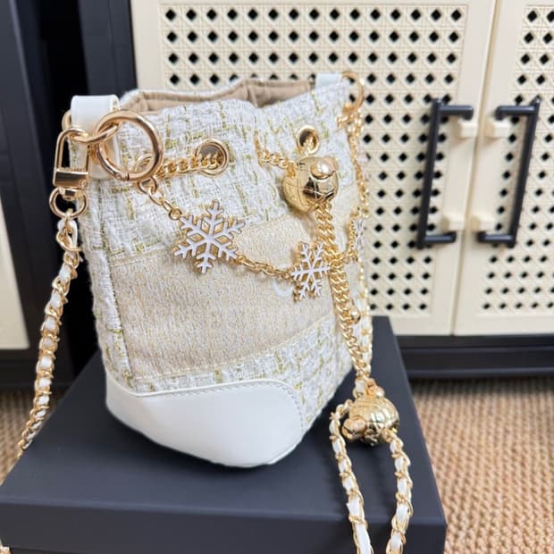 샤넬 홀리데이 화이트 트위드 골드 버킷백 무료배송