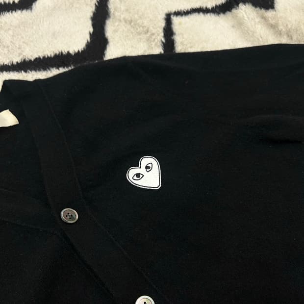 [M]꼼데가르송 화이트 와펜 가디건/블랙/AZ-N062