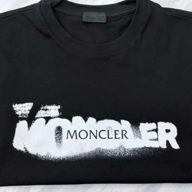 [정품] 몽클레어 x 프라그먼트 스프레이 로고 티셔츠 새상품급