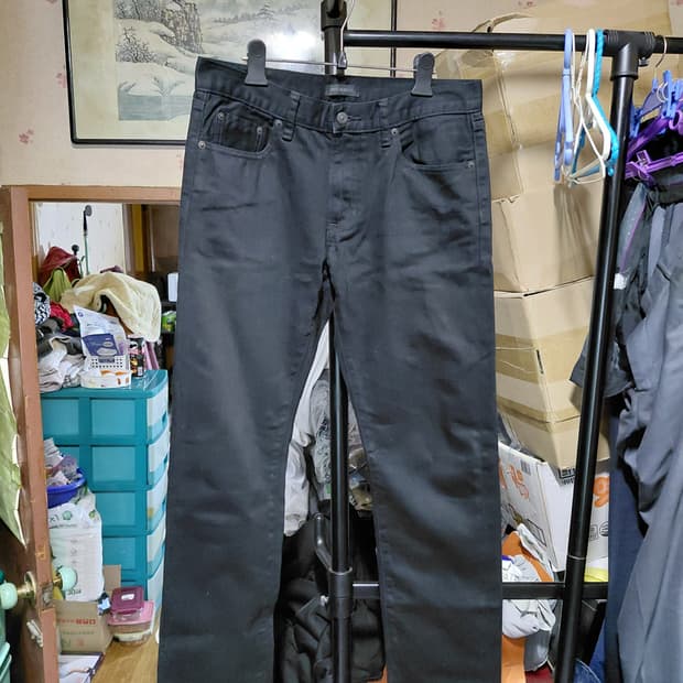 [유니클로]로우 슬림스트레이트 셀비지 블랙 데님 청바지 32사이즈 