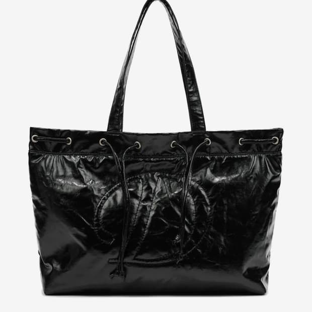 다이닛 D STITCH PADDING BAG IN BLACK