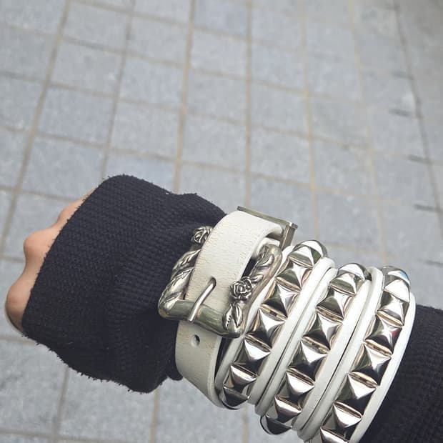 White classique cloutée belt