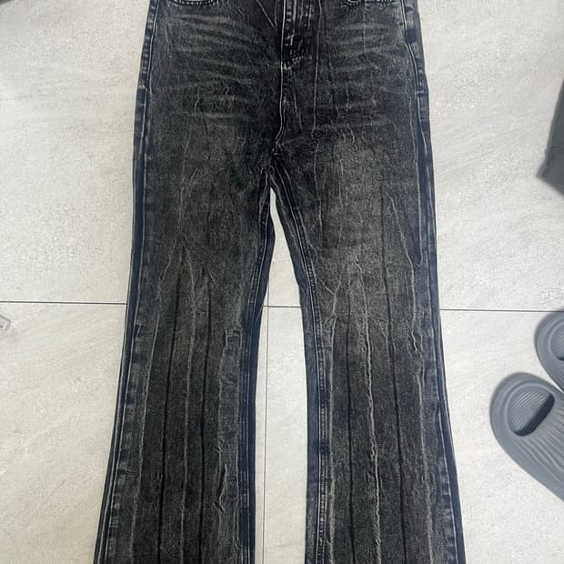 발렌시아가 부츠컷 블랙 워싱 데님 팬츠