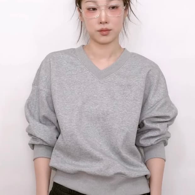 비터셀즈 에센셜 브이넥 스웻셔츠 그레이