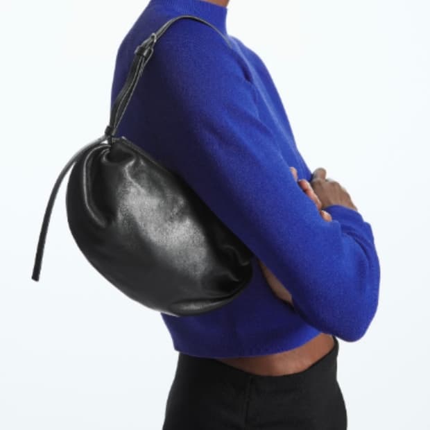 코스 개더드 레더 숄더백 블랙