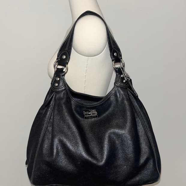 Coach basic allblack shoulder bag
