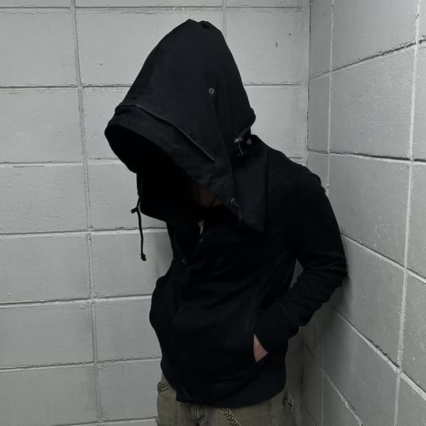 In the attic OO's fold hood jacket