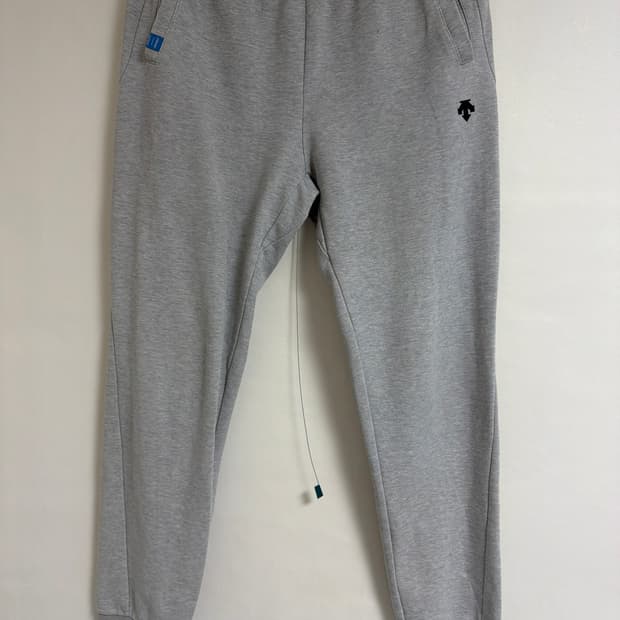데상트 그레이 슬림핏 조거 트레이닝 팬츠
