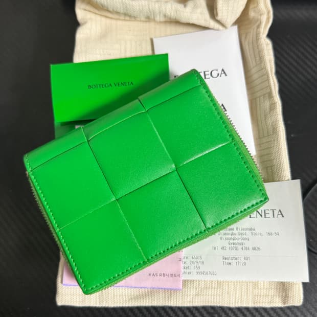 24fw 보테가베네타 지퍼 어라운드 월렛 지갑 패러킷