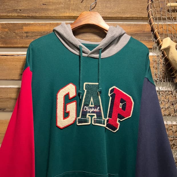 [L]GAP 갭 스펠아웃 패치 멀티컬러 후드 티셔츠