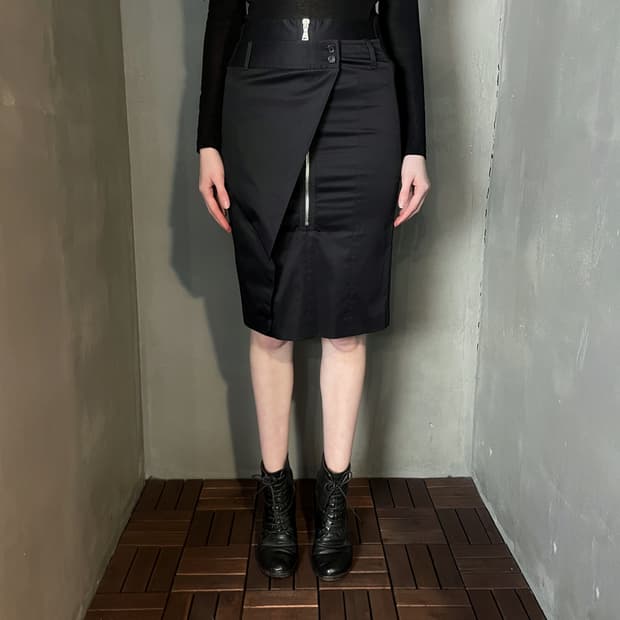 닐 바렛 랩 실루엣 프론트 집 스커트