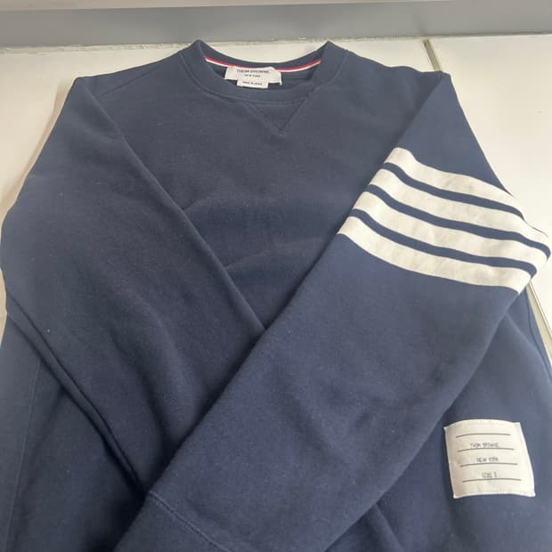 톰브라운 맨투맨 3사이즈 판매합니다