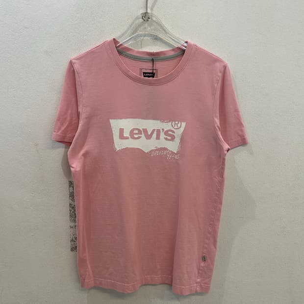 Levi’s tee