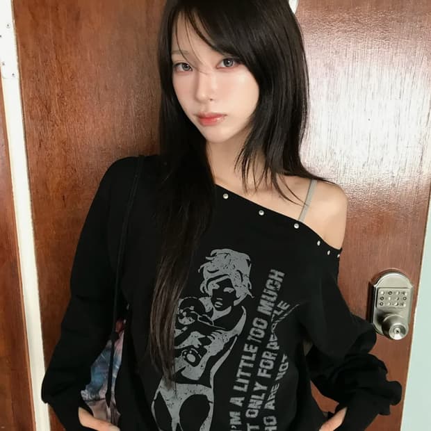 러브이즈트루 GT one shoulder sweatshirt (black