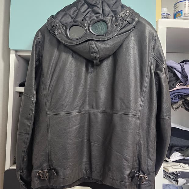 정품 CP Company 고글 후드 가죽 퀄팅 자켓  패딩 패디드