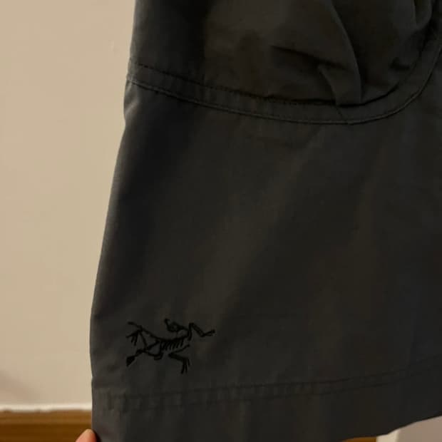 아크테릭스 카고스커트 차콜 새상품