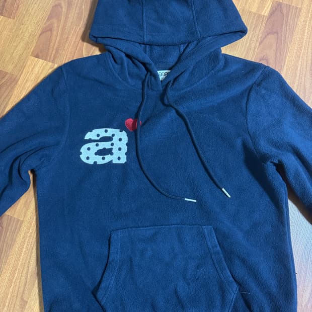 DOT SMALL LETTER FLEECE HOODIE [NAVY]