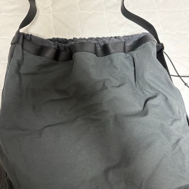 해칭룸 벨트백 챠콜색상