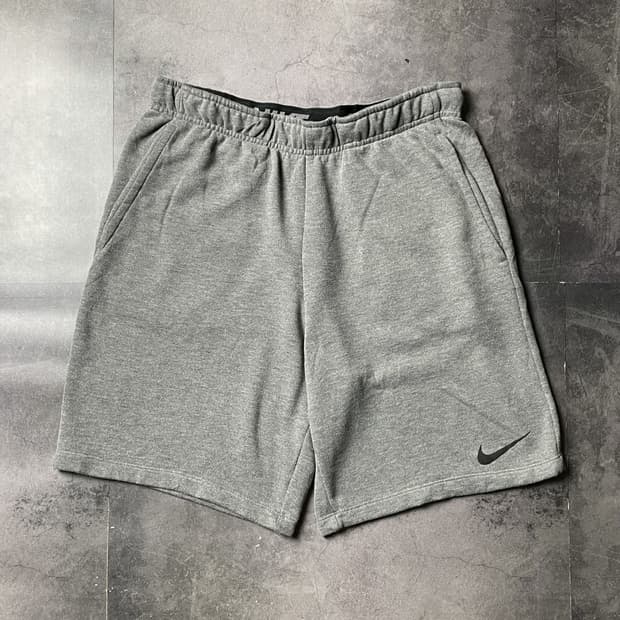 NIKE 나이키 그레이 스우시그래픽 스웨트 하프팬츠 A01242