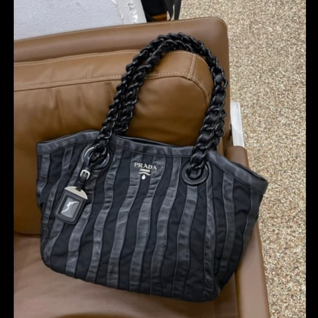 프라다 퀼팅 체인 쇼퍼백