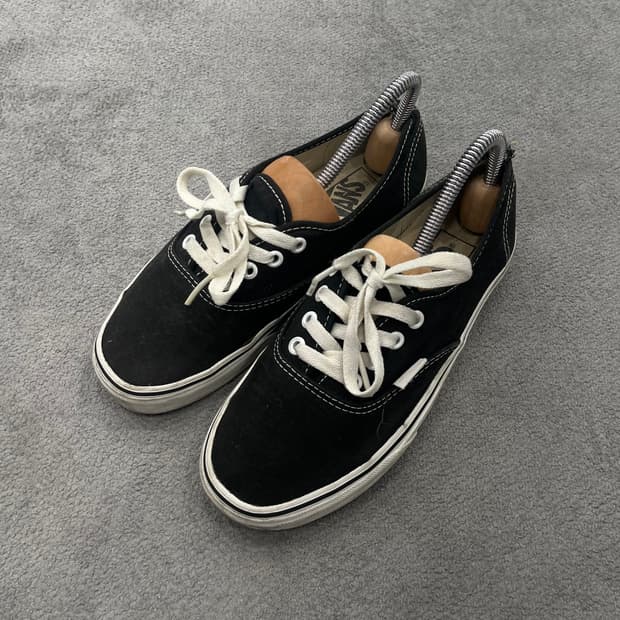 240 반스 어센틱 스니커즈